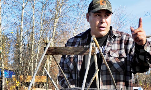  Tour guide and local resident Cliff Adams explains to visitors the way of life in Beaver, Alaska. // (C) 2010 Christopher Batin_o
